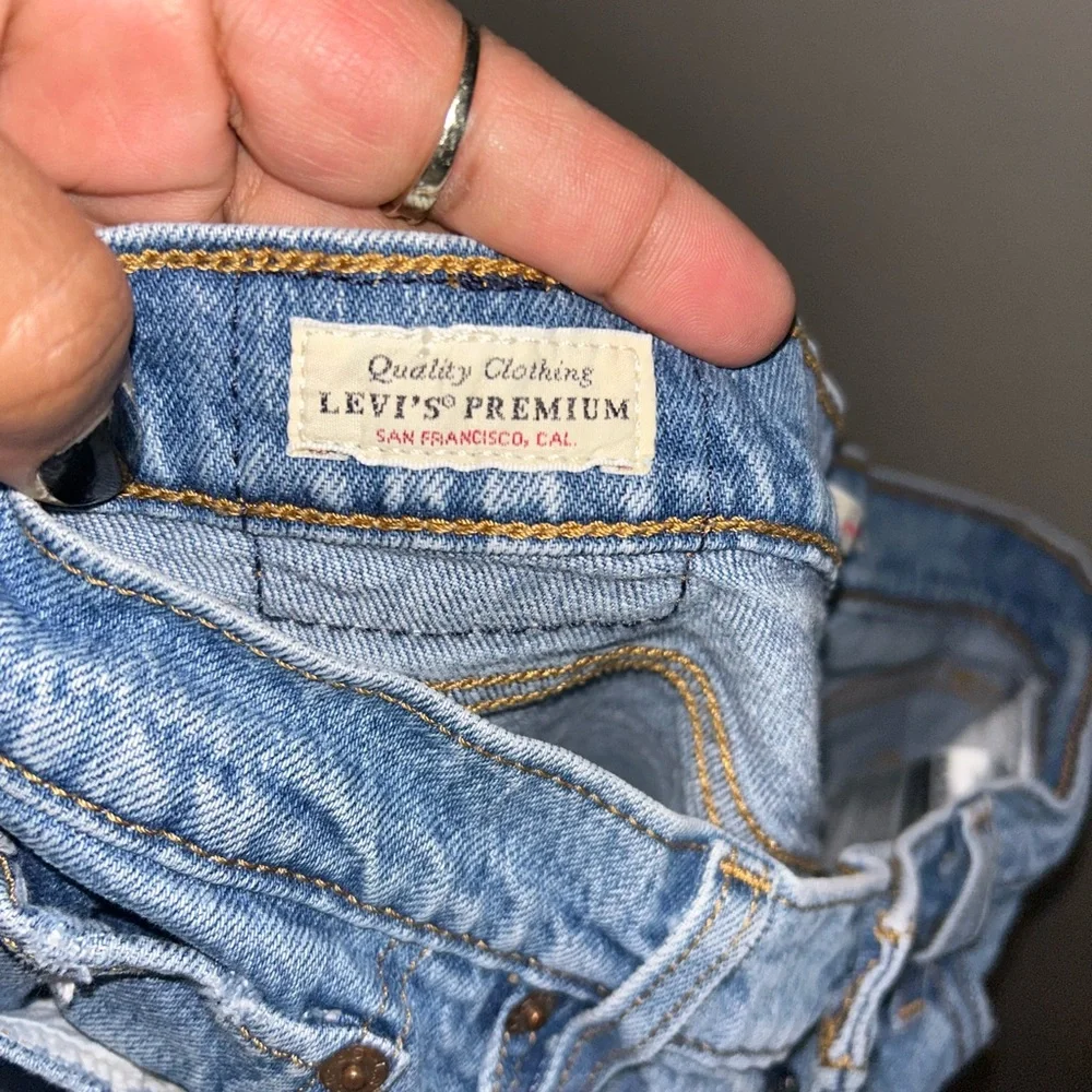 Levi’s Jeans - premium “wedgie straight” distressed medium blue button fly - Picture 10 of 13